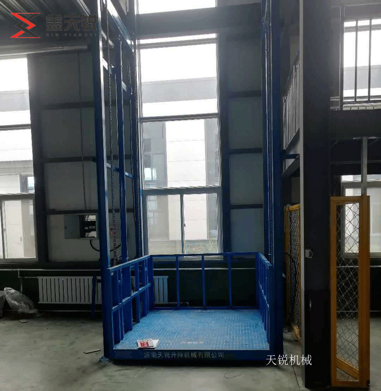 白杨导轨式升降机验收合格